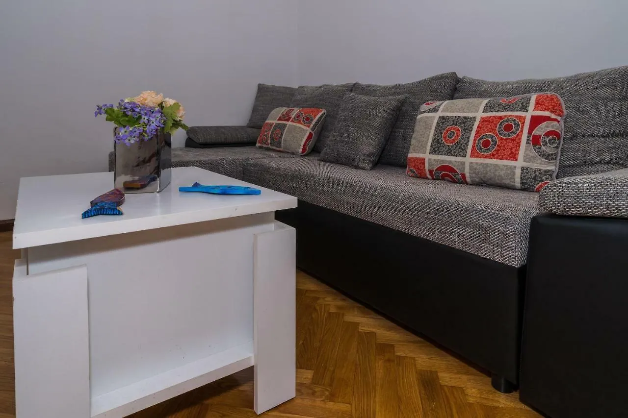 2 Bedroom Apartment/Parking/Market Split